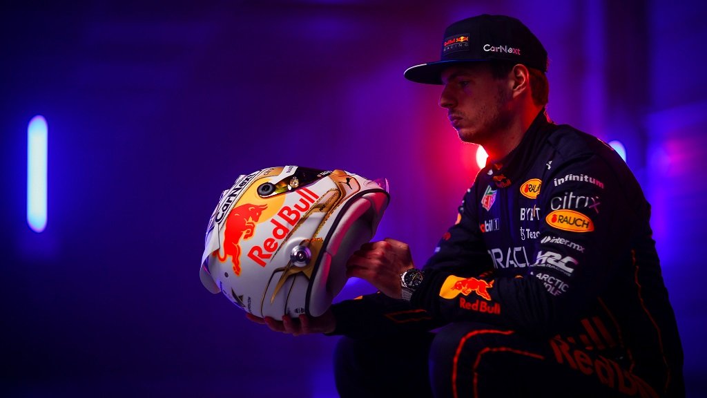 Verstappen renova com a Red Bull e firma contrato mais longo da história da Fórmula 1; veja detalhes Verstappen renova com a Red Bull e firma contrato mais longo da história da Fórmula 1; veja detalhes