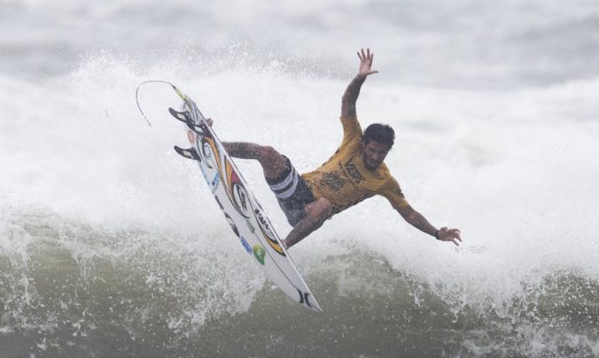 Filipe Toledo garante vaga na final do Mundial de Surfe e se aproxima da Paris-2024