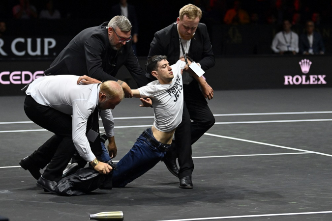 Ativista ambiental invade quadra da Laver Cup e põe fogo no próprio corpo; assista Ativista ambiental invade quadra da Laver Cup e põe fogo no próprio corpo; assista
