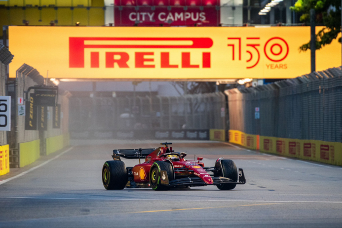 Leclerc supera Hamilton e conquista pole em Singapura; Verstappen largará em 8º Leclerc supera Hamilton e conquista pole em Singapura; Verstappen largará em 8º