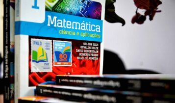Estudantes devem ficar atentos para devolução do livro didático