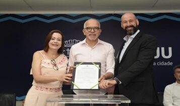 Prefeito assina contrato com instituição que gerenciará maternidade