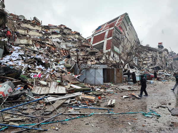 Time de vôlei é soterrado por prédio após terremoto na Turquia Time de vôlei é soterrado por prédio após terremoto na Turquia