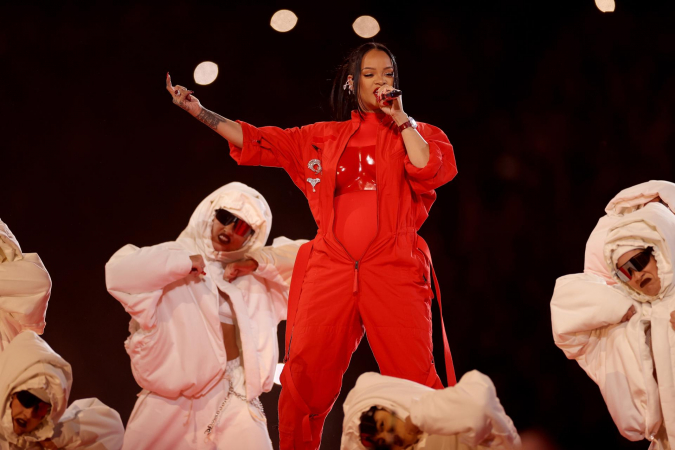 Rihanna volta aos palcos após mais de 6 anos e agita público do Super Bowl; veja Rihanna volta aos palcos após mais de 6 anos e agita público do Super Bowl; veja