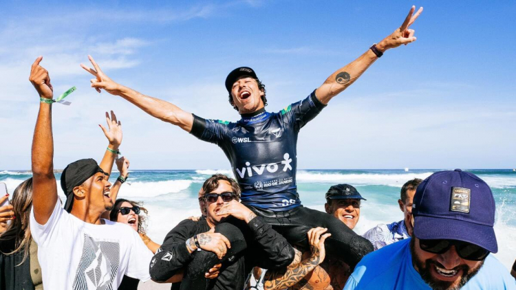 Yago Dora bate Ethan Ewing com nota 10 e é campeão da etapa brasileira do mundial de surfe