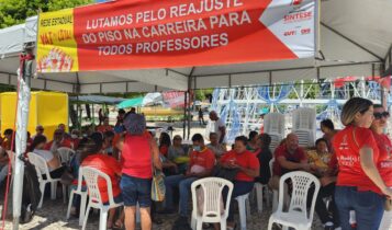 Professores estaduais cobram retomada da carreira em vigília na Alese