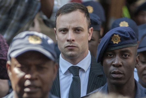 Ex-atleta Oscar Pistorius, preso por matar namorada, deixa a cadeia