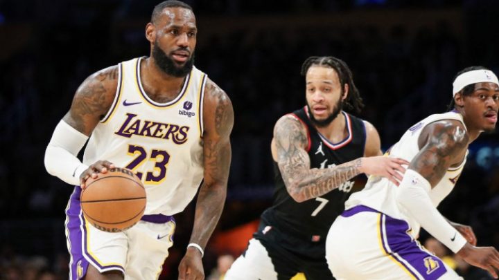 LeBron James brilha e lidera vitória dos Lakers sobre os Clippers na NBA