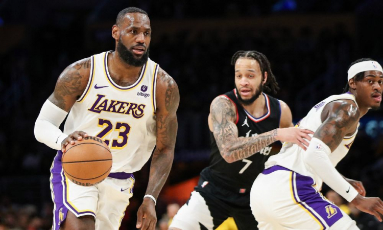 LeBron James brilha e lidera vitória dos Lakers sobre os Clippers na NBA