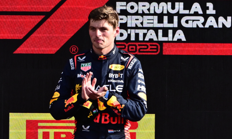 Max Verstappen se entusiasma com ida de Lewis Hamilton para a Ferrari em 2025