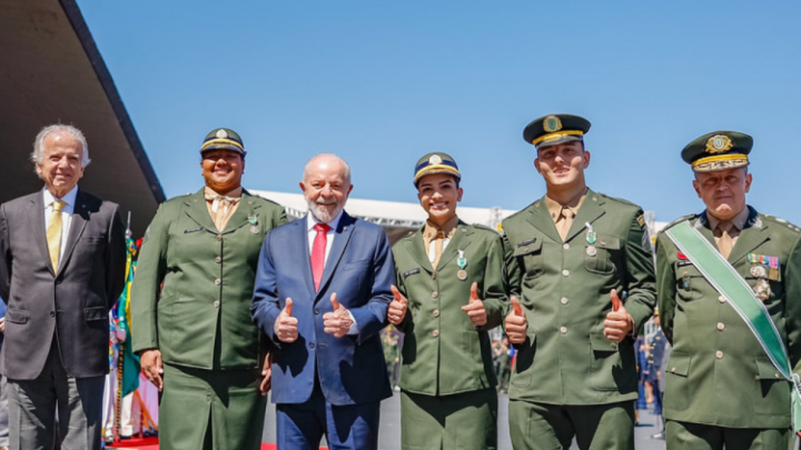 Lula entrega medalha do exército brasileiro à Bia Souza em evento em Brasília