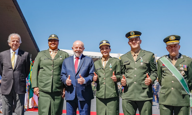 Lula entrega medalha do exército brasileiro à Bia Souza em evento em Brasília