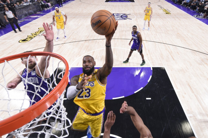 Lakers derrotam Warriors com cesta de Reaves no último segundo; LeBron iguala Curry Lakers derrotam Warriors com cesta de Reaves no último segundo; LeBron iguala Curry