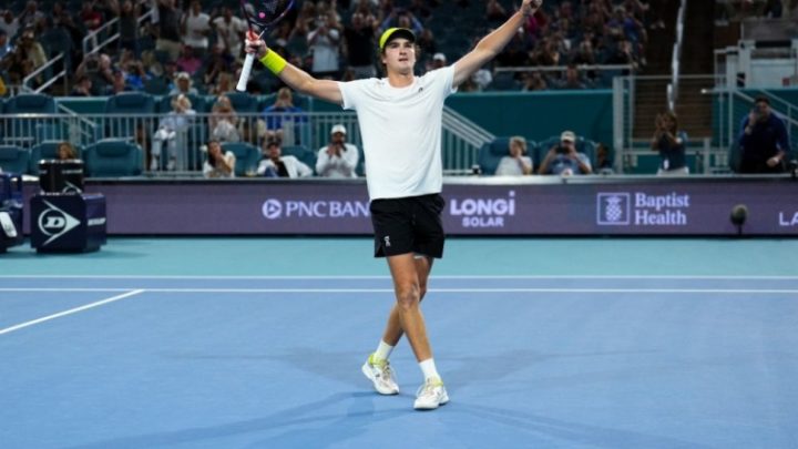 João Fonseca passa mal, mas continua no jogo e vence americano de virada na estreia do Masters 1000 de Miami