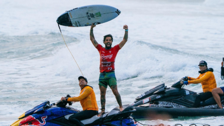 Filipe Toledo conquista etapa de Gold Coast e volta ao topo do surfe após pausa por saúde mental