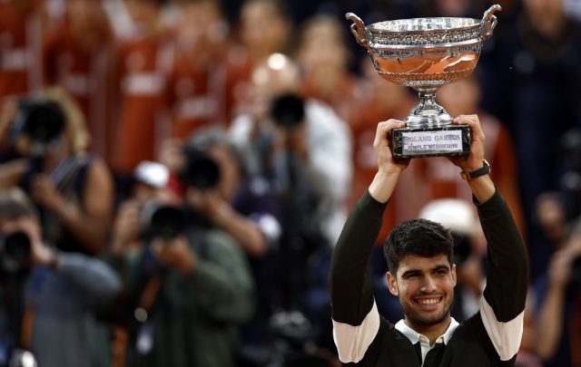 Alcaraz vence Sinner em final épica e repete título em Roland Garros