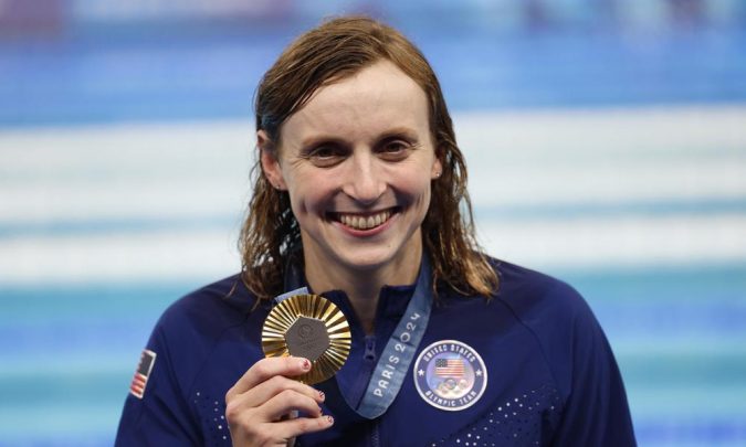 Katie Ledecky vence prova dos 1.500 m e é campeã mundial pela 22ª vez