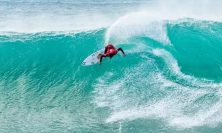 Yago Dora é vice em Jeffreys Bay, mas garante vaga no Circuito Mundial de Surfe